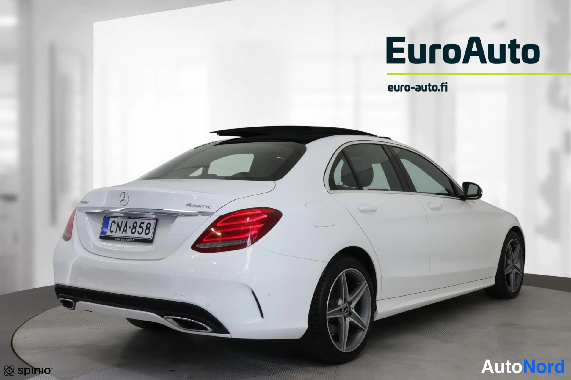 Takaviisto: Mercedes-Benz C-sedanin takakulma oikealta, valkoinen koripaneeli, -kilpi, panoraamakatto.