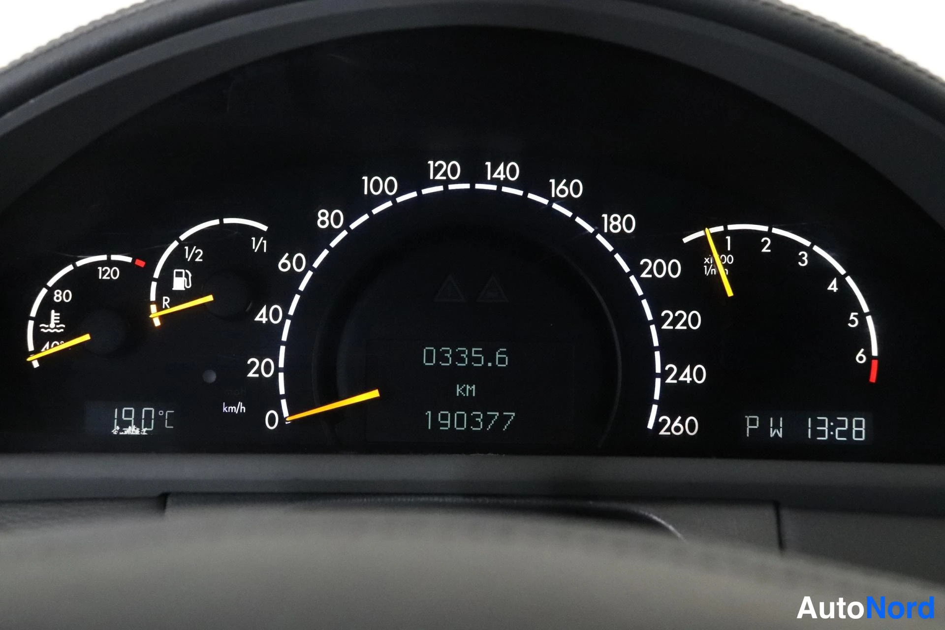 Edestä: Mittariston lähikuva: nopeusmittari 0–260 km/h, kierrosmittari 0–6, polttoaine- ja jäähdytinnestemittarit, kokonaislukema 190377 km, matkalukema 0335.6, ulkoläm