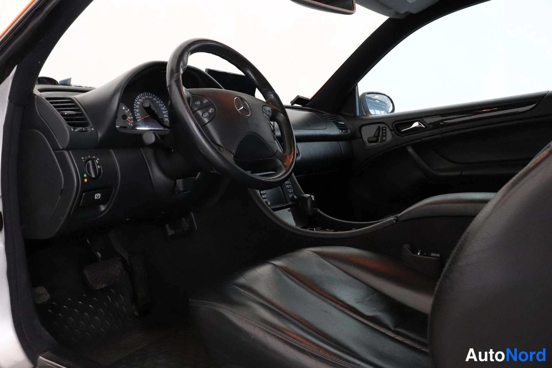 Ohjaamo: Interior view of the cabin showing black leather front seats, dashboard and steering wheel