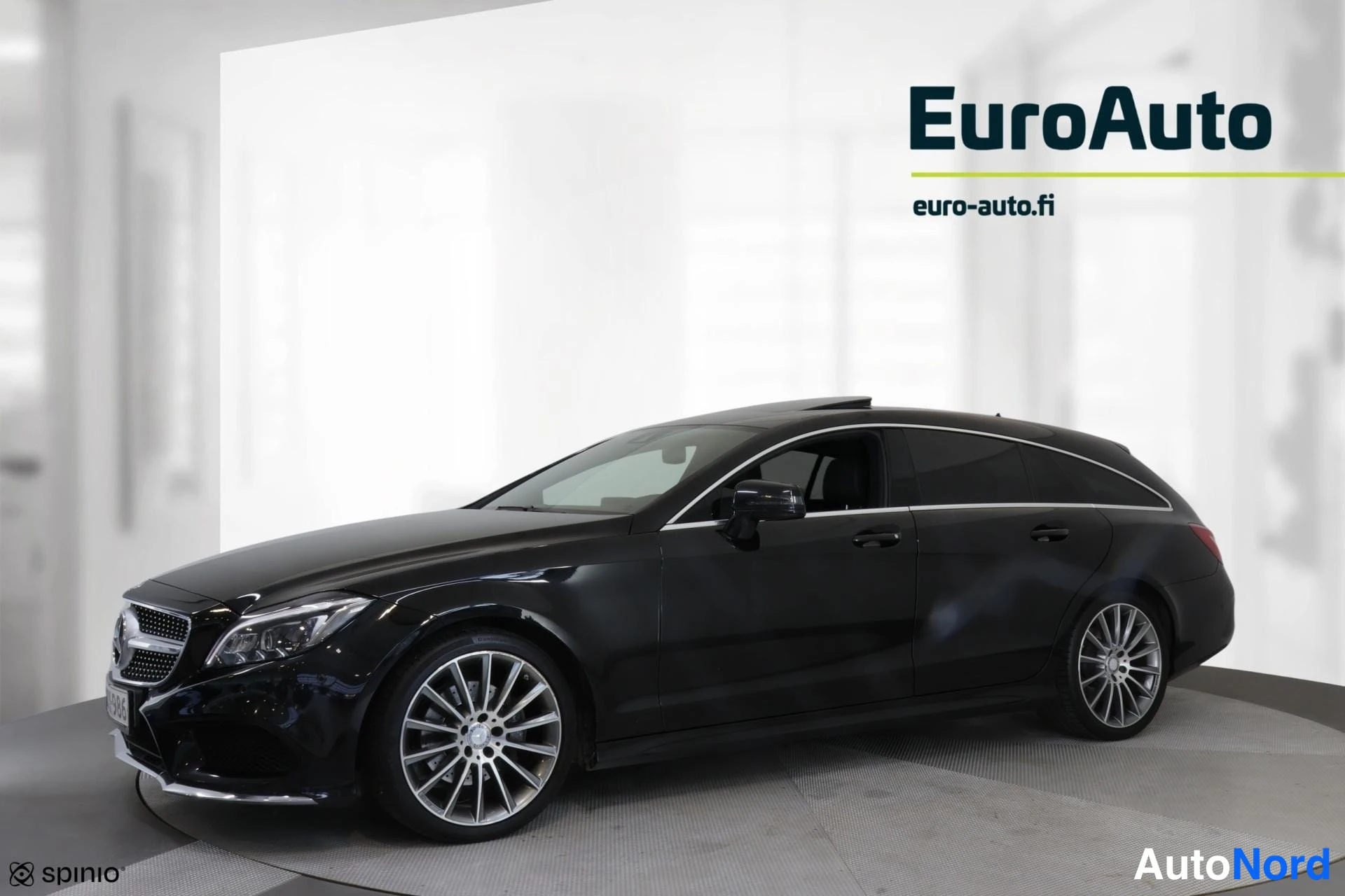 Sivulta: Musta Mercedes-Benz-asema profiilikuva. Vasen kylki selkeästi, etuosa vain osittain näkyvissä.