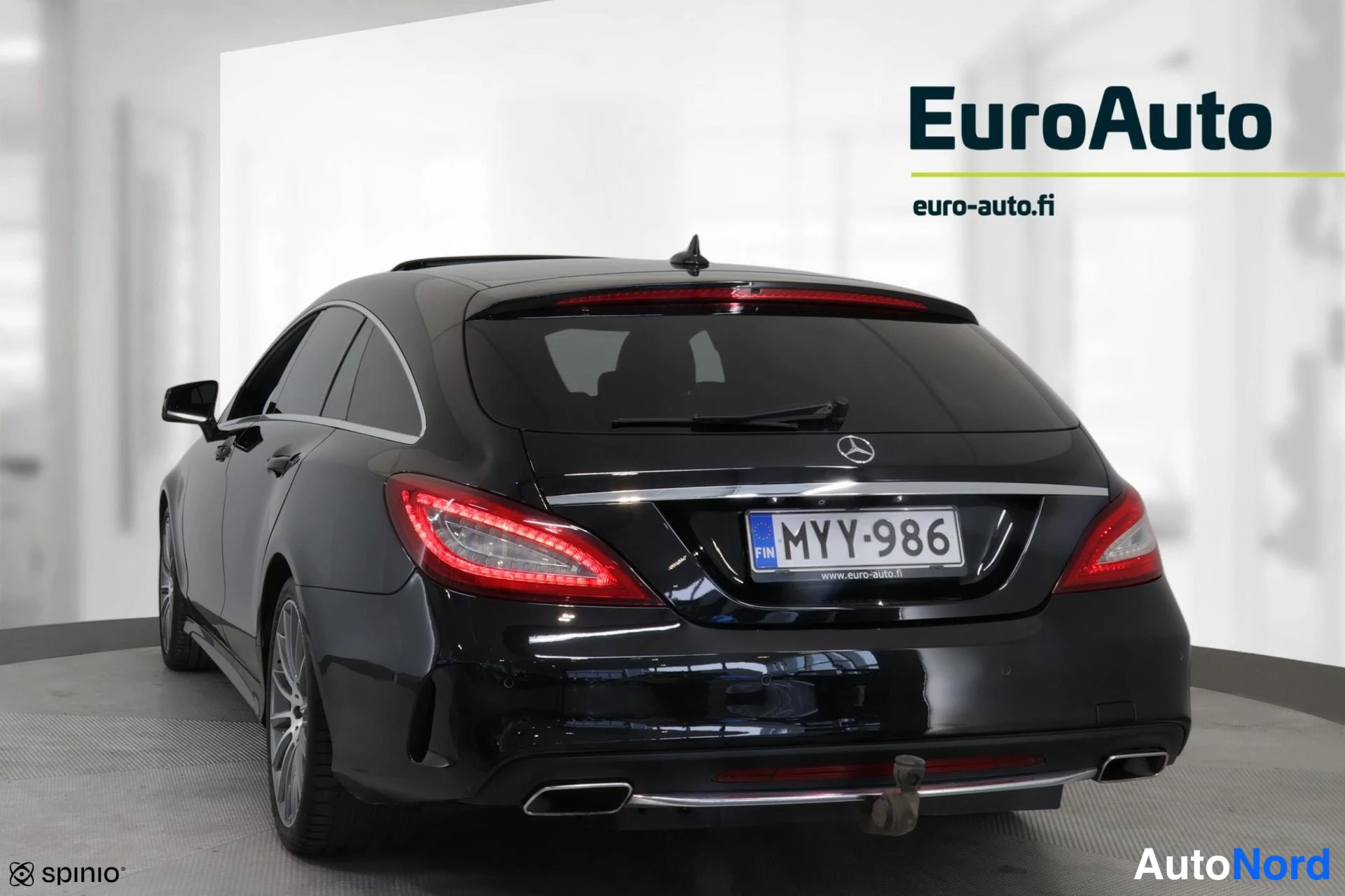 Takaviisto: Takakolmannenkulma-kuva mustasta Mercedes-Benz-korkealuokan hatchbackista. Takavaloissa ja rekisterikilvessä on näkyvillä. Autossa on vetokuulan kiinnike.