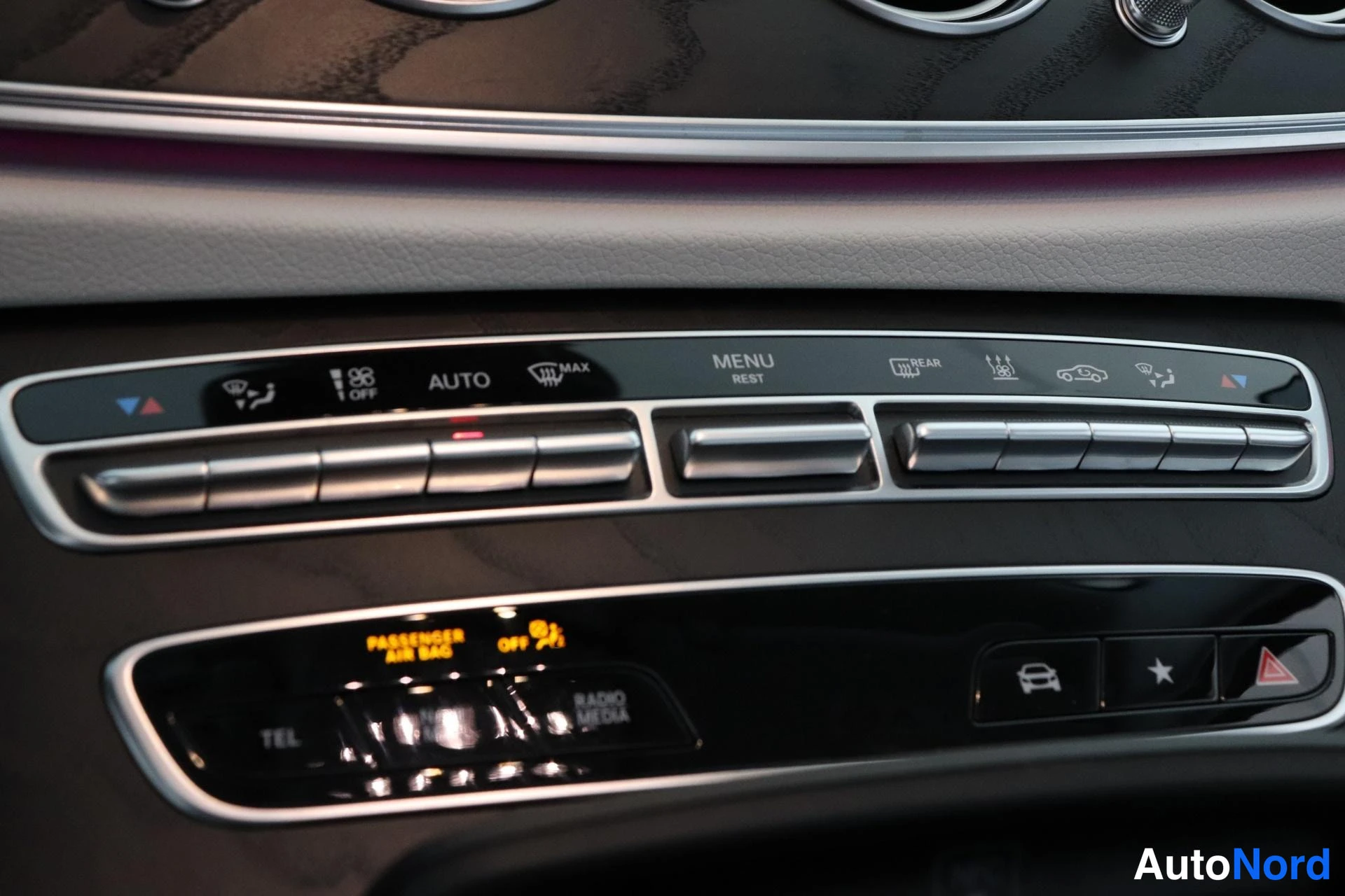 Yksityiskohta: Keskikonsolin painikerivi ilmastoinnin säädöillä (AUTO, MAX, MENU, REST, REAR) ja äänentoiston painikkeilla (TEL, RADIO MEDIA); PASSENGER AIR BAG OFF -merkintä