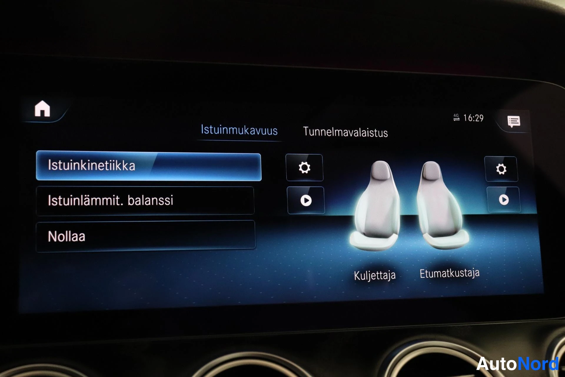 Ohjaamo: Infotainment screen showing 'Istuinkinetiikka' and heated seat option for driver and front passenger seats.
