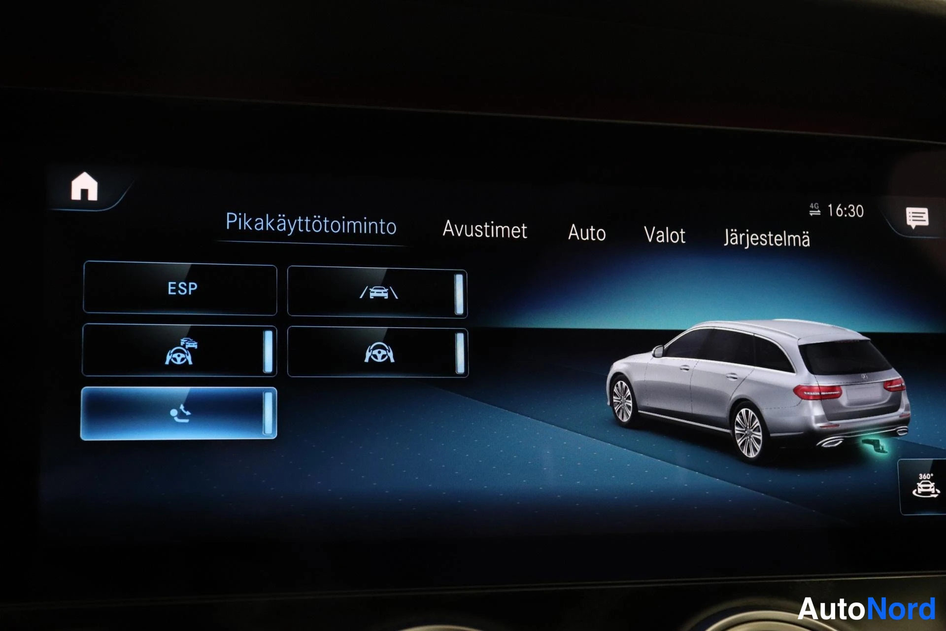 Ohjaamo: Infotainment screen displaying active safety features including stability control (ESP) and reversing camera indicator.
