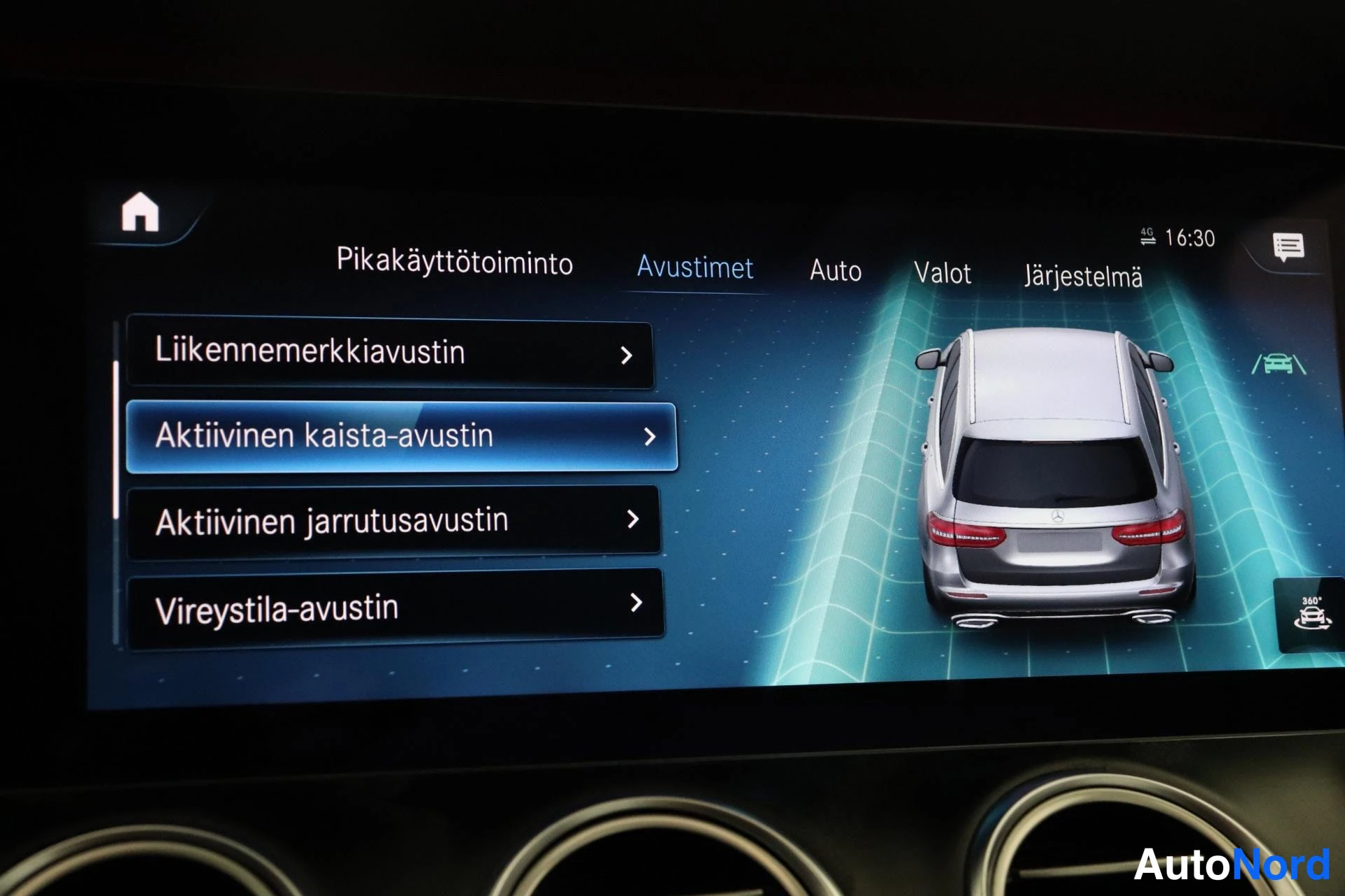 Ohjaamo: Infotainment screen showing active lane assist and traffic sign recognition options.