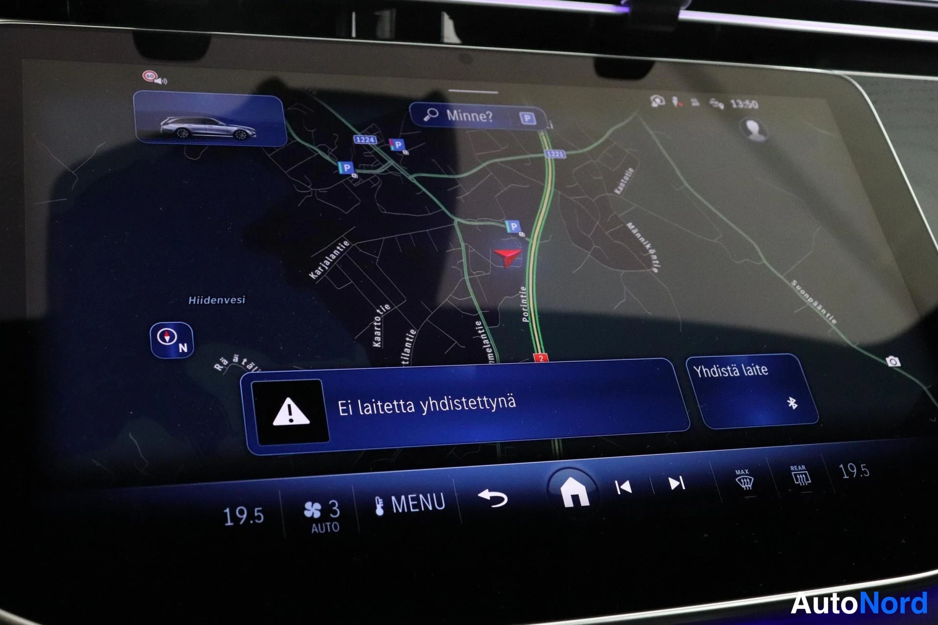 Muu: Infotainment-näyttö näyttää navigointikarttaa ja ilmoitusta ”Ei laitetta yhdistettynä”.