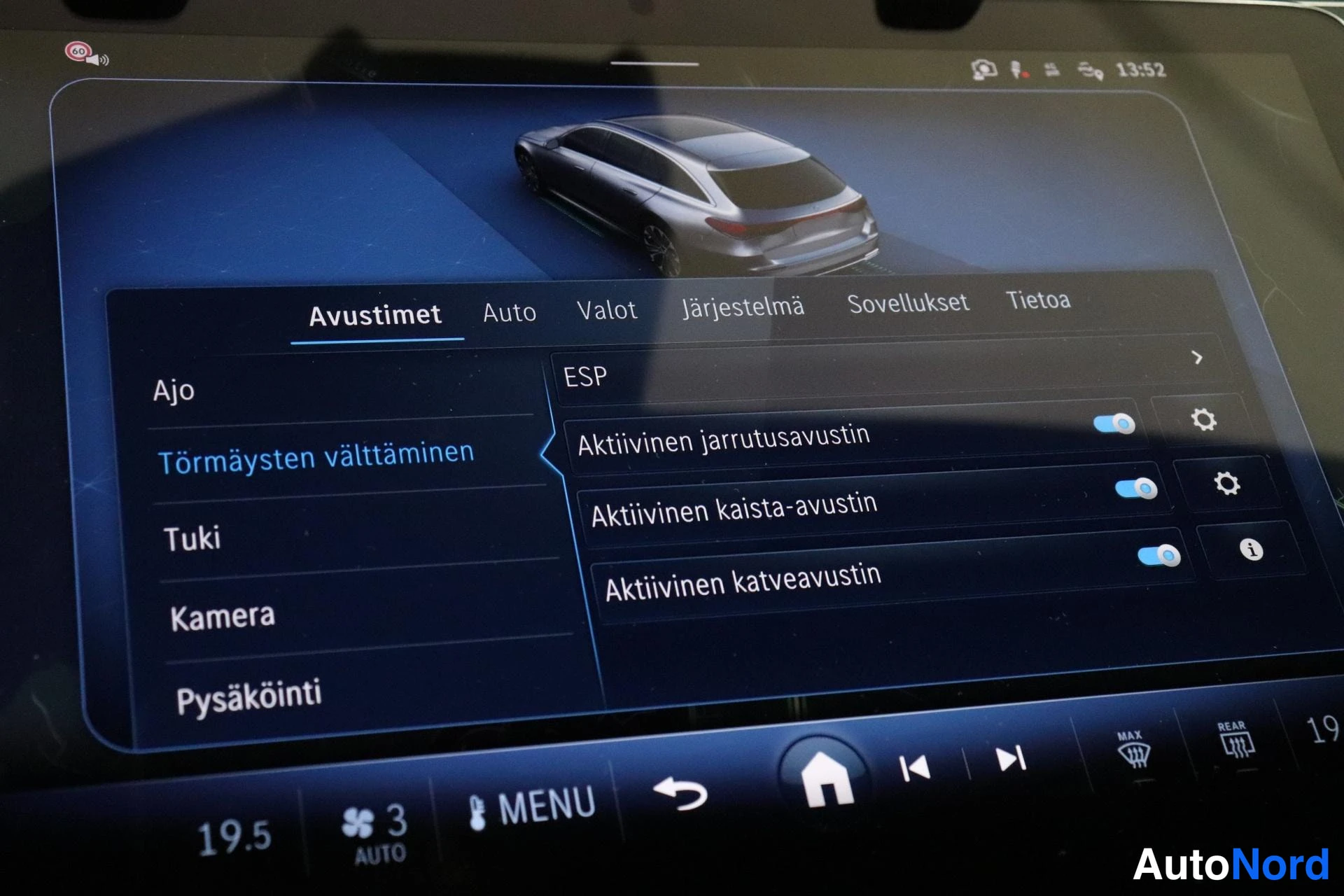 Yksityiskohta: Innerruudun kuva Avustimet-valikosta, Tormäysten välttäminen -välilehti avoinna: ESP, Aktiivinen jarrutusavustin, Kaista-avustin, Katveavustin.
