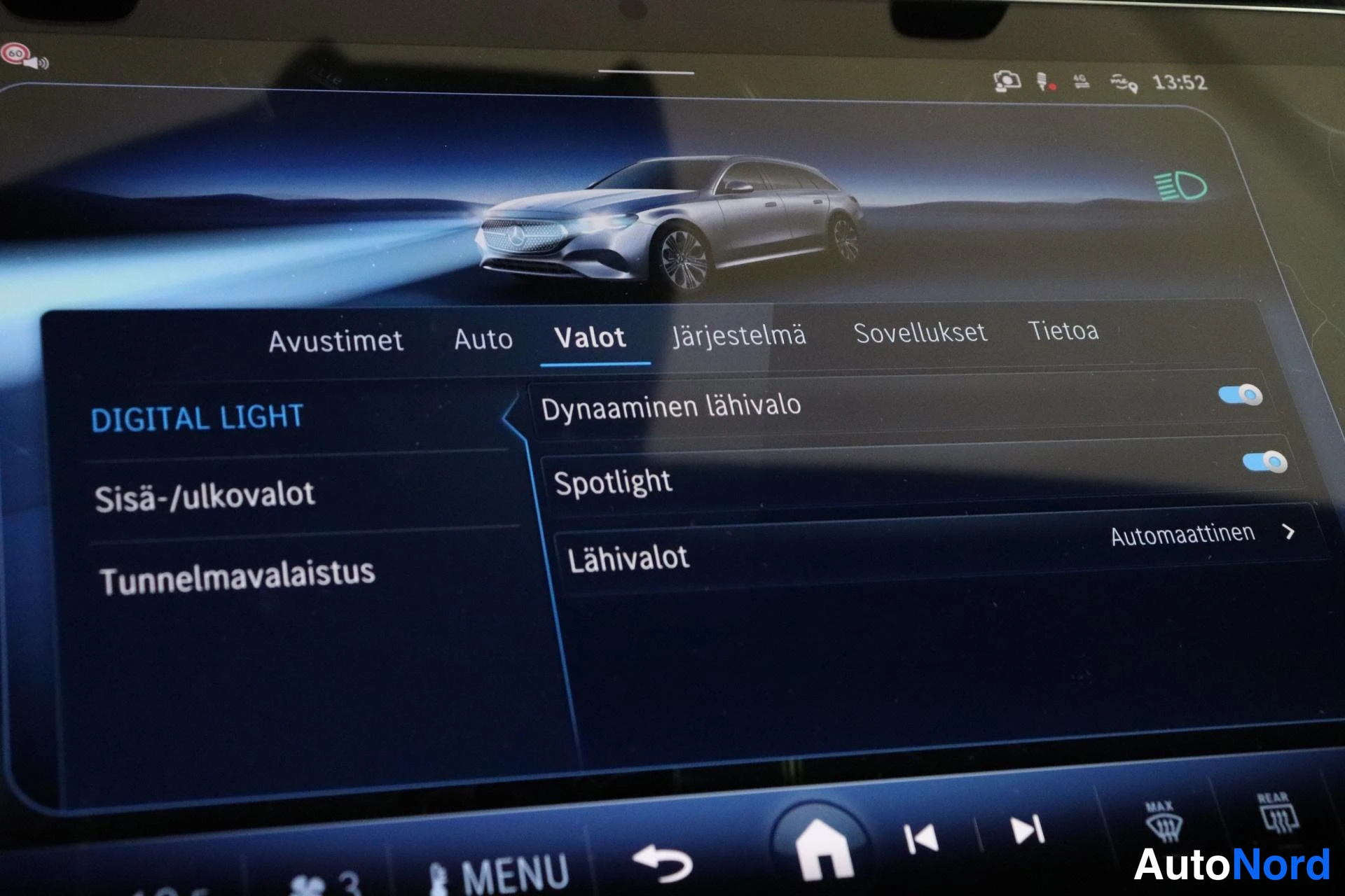 Yksityiskohta: Innerruudun kuva Valot-valikosta: DIGITAL LIGHT päällä. Dynaaminen lähivalo, Spotlight, Lähivalot (Automaattinen).