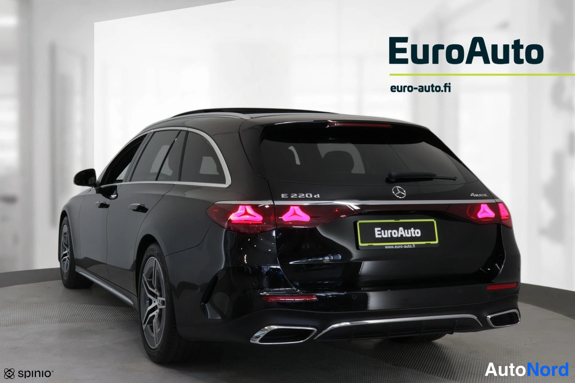 Takaviisto: Musta farmarikorinen auto takakulmakuvassa; pitkät punaiset takavalot, EuroAuto-kilpi takapuskurissa ja takaluukun E 220 d -merkintä näkyvät.