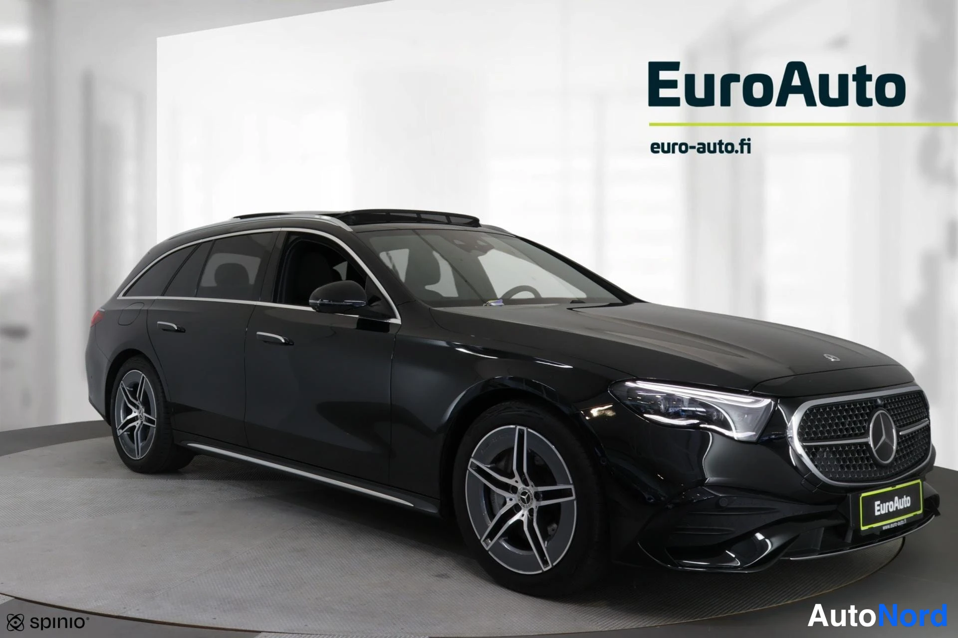 Etuviisto, nokka vasemmalle: Musta Mercedes-Benz 220 d -maastomallinen maantieauto näkyy etu-vikurikulmasta. Etusuoja, grille ja LED-valot ovat selvästi näkyvissä. EuroAuto-logo on