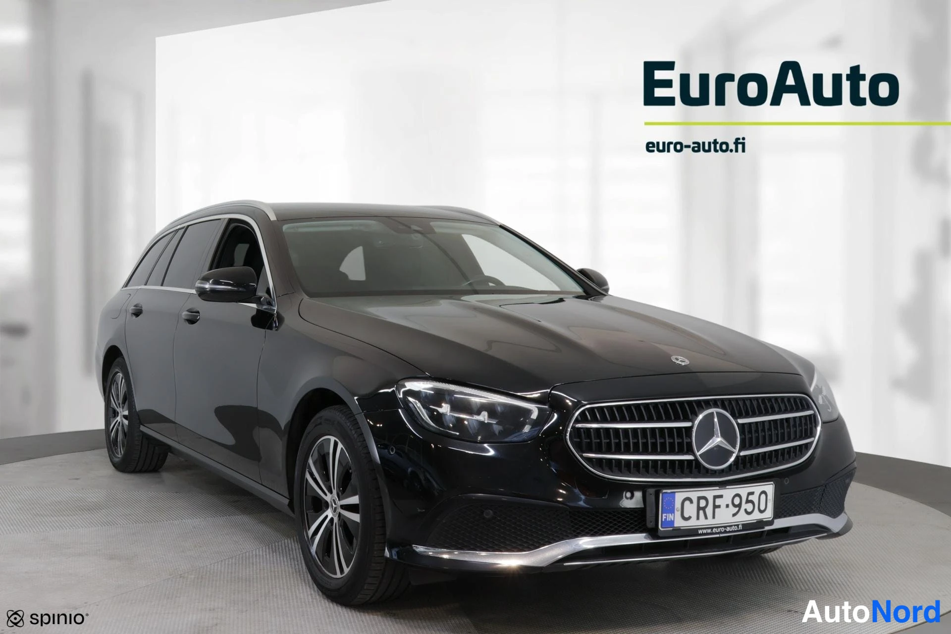 Etuviisto, nokka vasemmalle: Musta Mercedes-Benz -farmariauto kuva kulmasta. Eturaami, puskuri ja vasen sivu näkyvät. Kuvassa on EuroAuto logo.