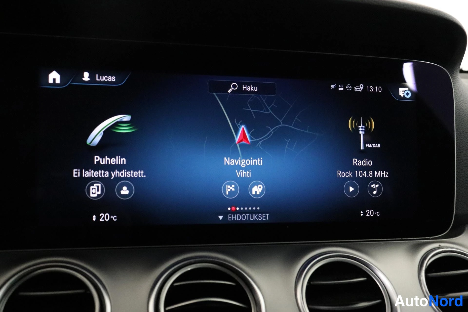 Ohjaamo: Infotainment screen displaying the main menu. Options include 'Puhelin' (Phone), 'Navigointi' (Navigation) showing a map to Vihti, and 'Radio'. A search bar lab