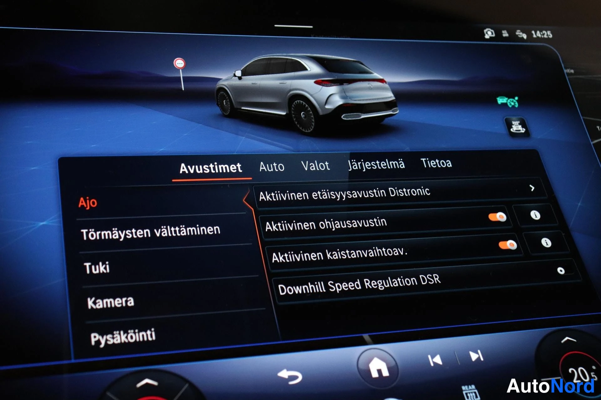 Yksityiskohta: Auton infotainment-näytön Avustimet-valikko: Aktiivinen etäisyysavustin Distronic, Aktiivinen ohjausavustin ja Aktiivinen kaistanvaihtoav. näkyvät päällä kytket