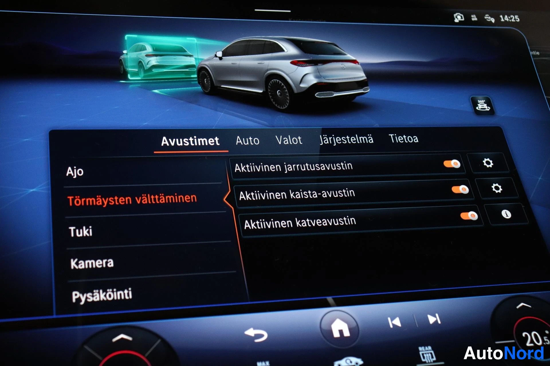Muu: Ajoneuvon infotainment-näytön Avustimet-valikko, jossa päällä ovat aktiivinen jarrutusavustin, aktiivinen kaista-avustin ja aktiivinen katveavustin.