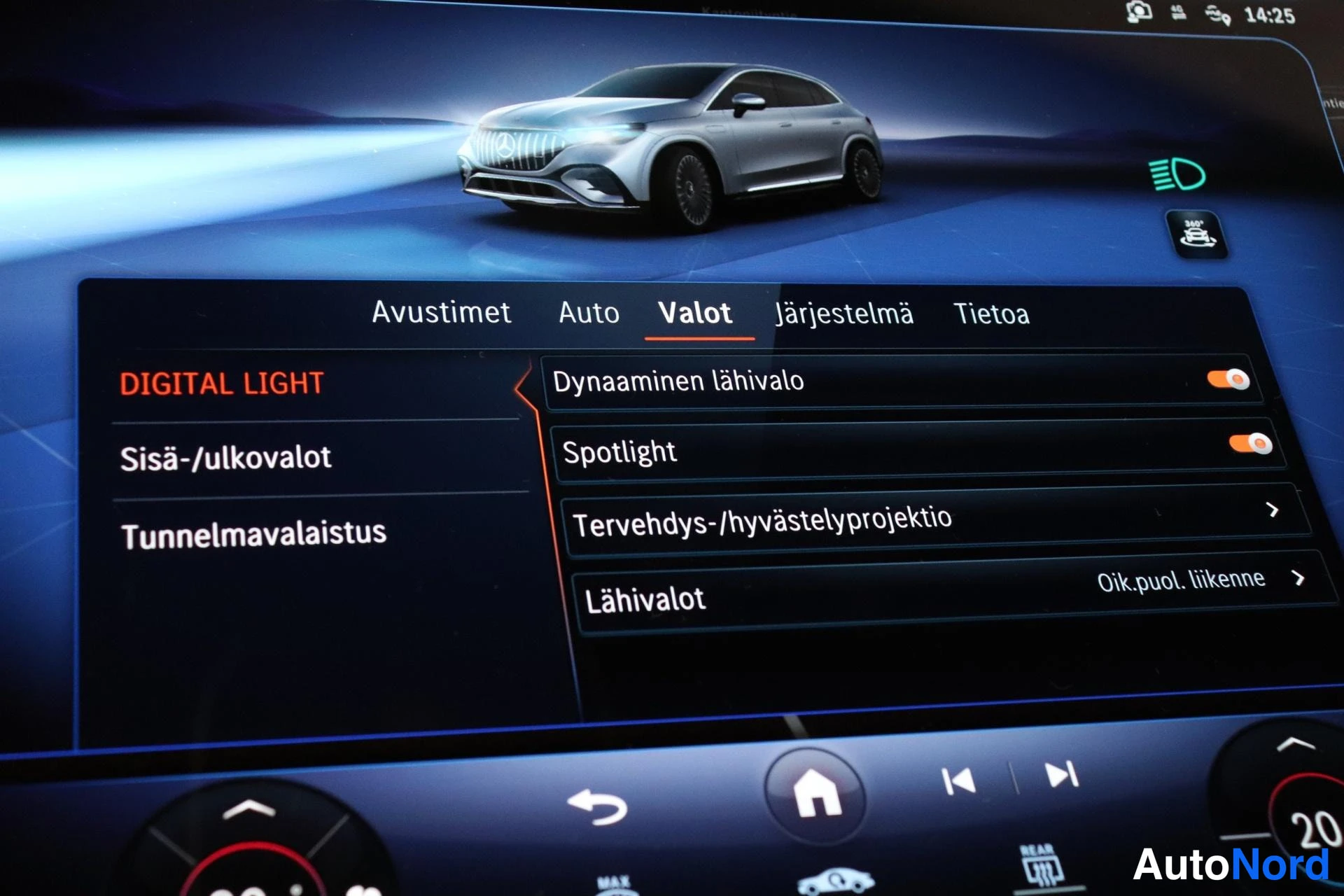 Muu: Auton infotainment-näyttö Valot-valikossa: DIGITAL LIGHT, Dynaaminen lähivalo, Spotlight, Tervehdys-/hyvästelyprojektio ja Lähivalot.