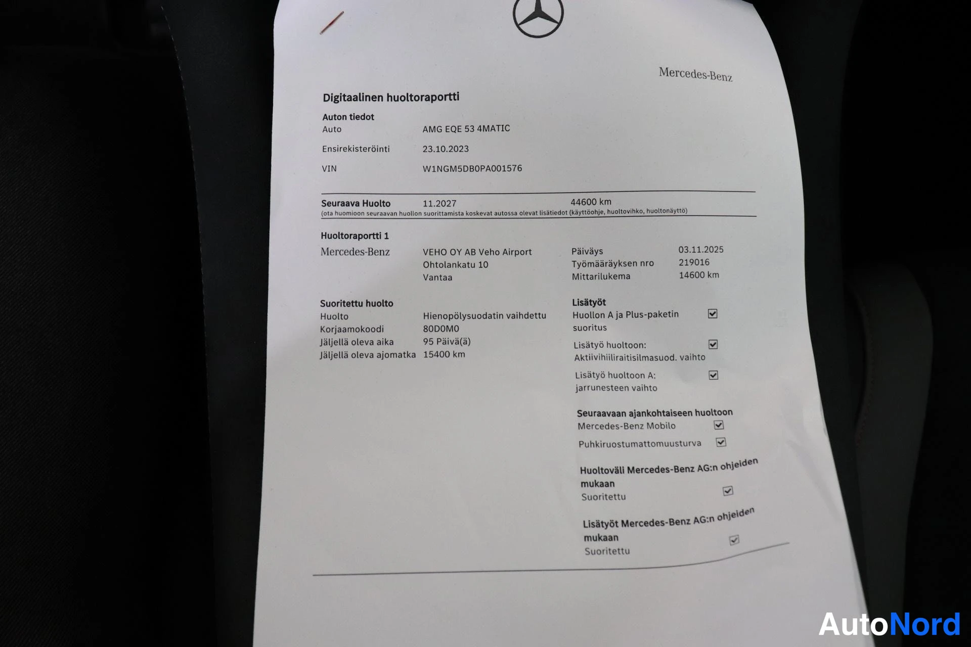 Asiakirja: A white Mercedes-Benz service report document showing model details and maintenance history.