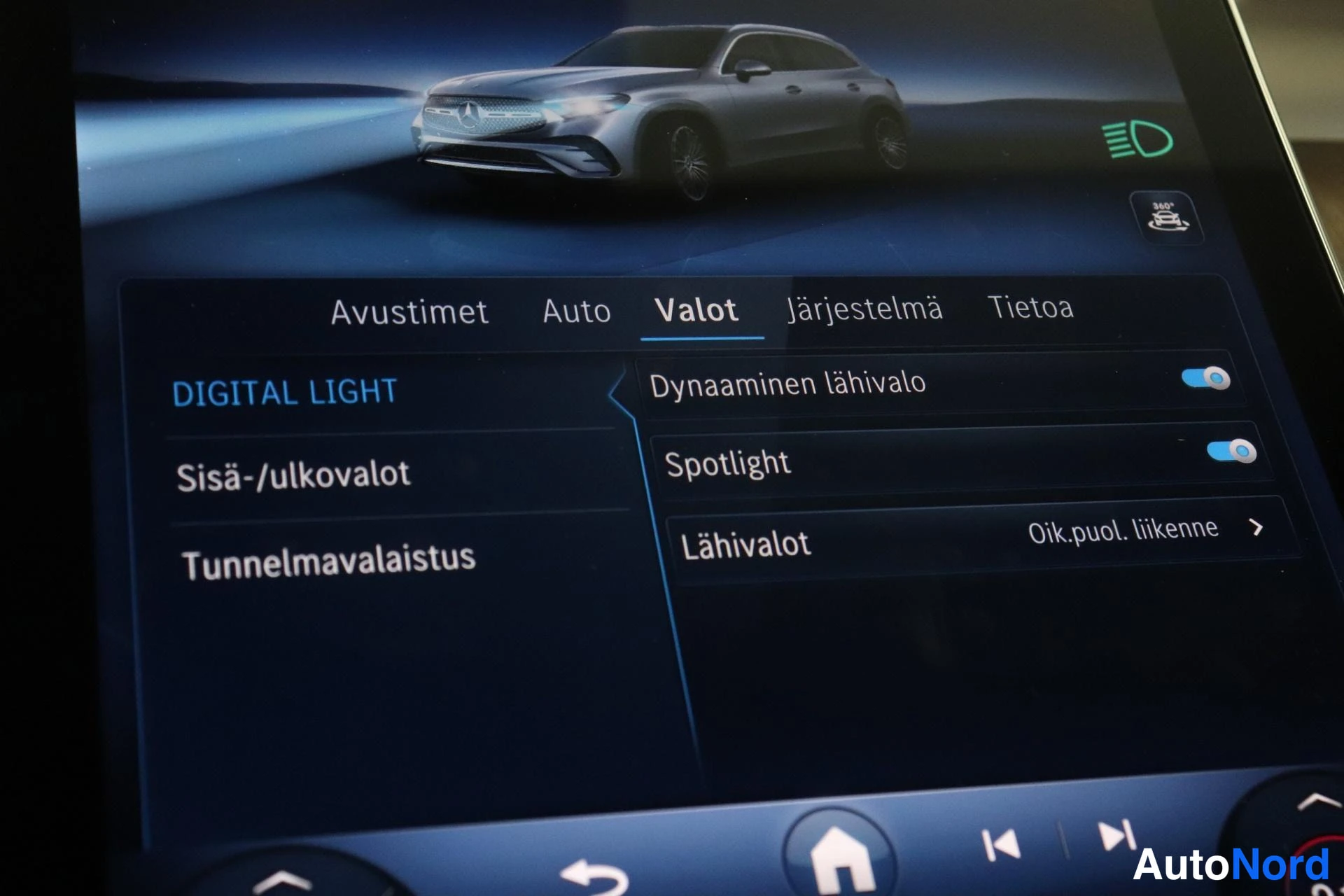 Yksityiskohta: Infotainment-näyttö: Valot-valikko, DIGITAL LIGHT -otsikko, dynaaminen lähivalo ja Spotlight päällä, tunnelmavalaistuksen asetus listalla.