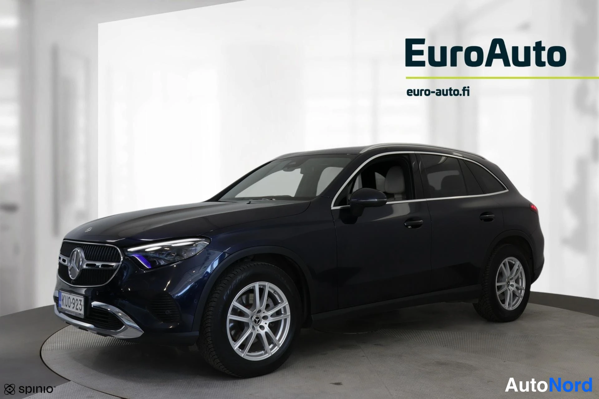 Etuviisto, nokka vasemmalle: Tummansininen Mercedes-Benz GLC etukulmasta, keula vasemmalla; koko kylki ja etuosa näkyvät.