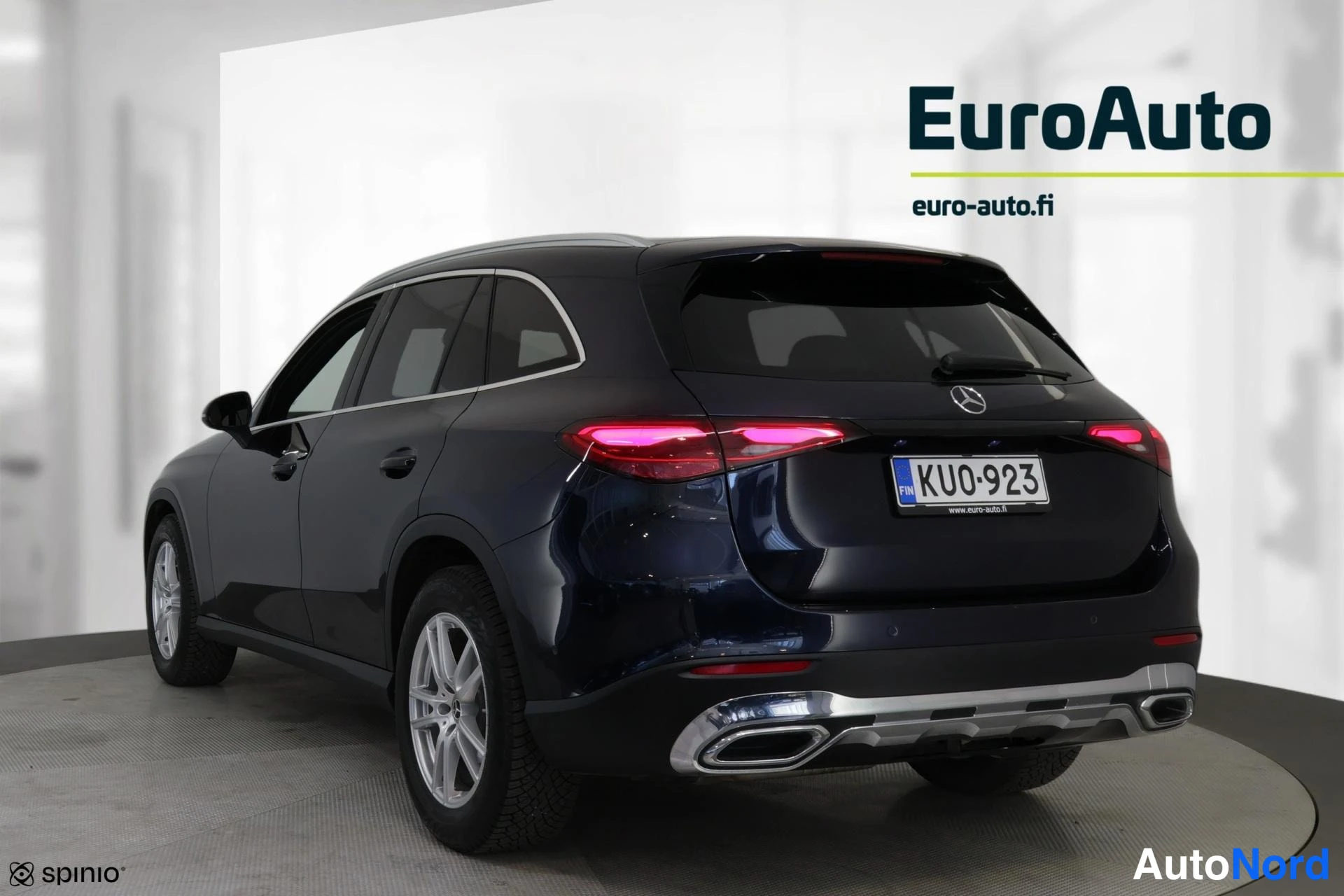Takaviisto: Tummansininen Mercedes-Benz GLC takakulmasta, takaluukku, takavalot ja vasen kylki näkyvät.