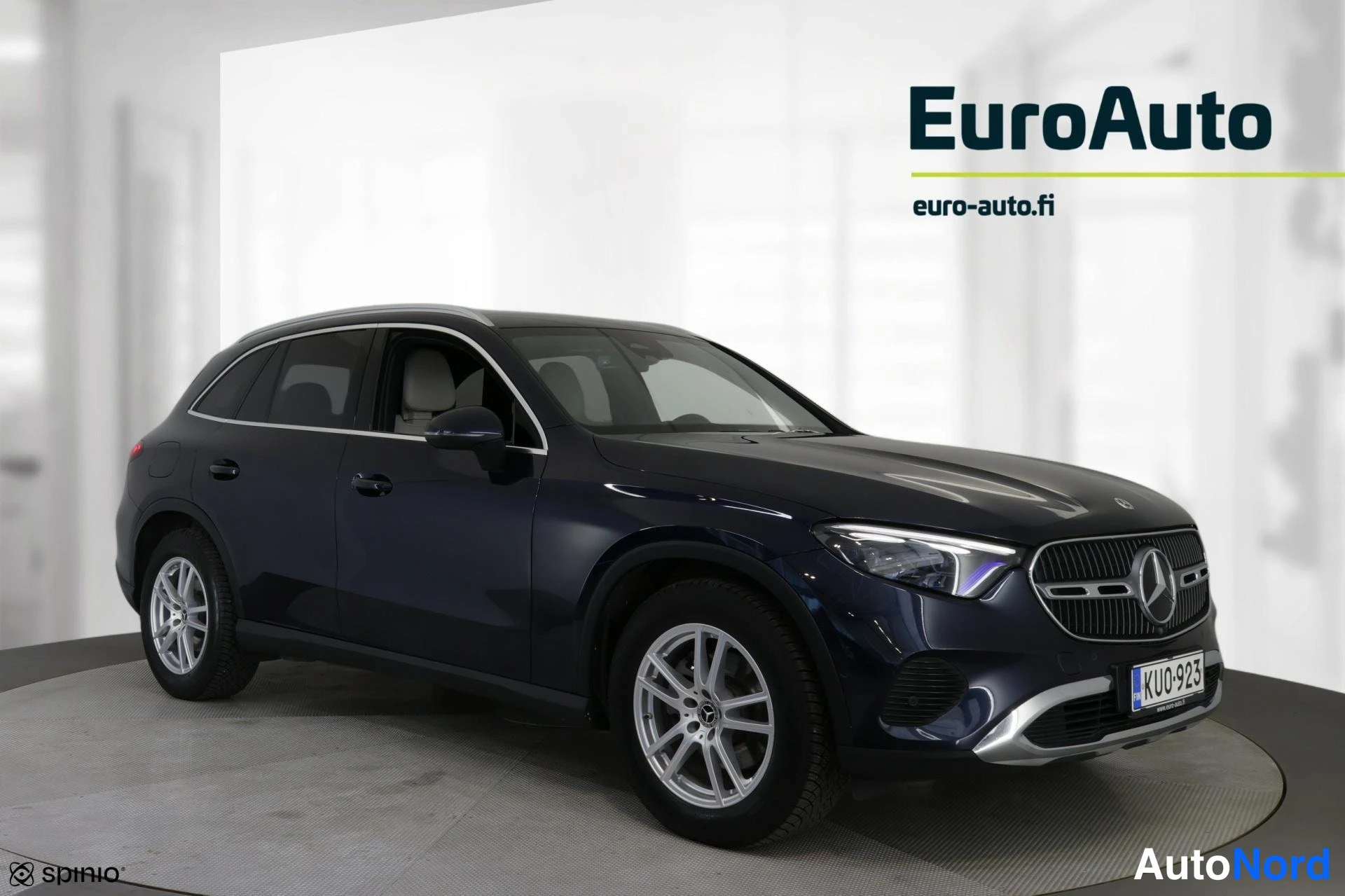 Etuviisto, nokka vasemmalle: Pimeänsininen SUV:n etu- ja oikea sivu. Eturitilässä on Mercedes-Benz-logo, kromikoristeet puskurissa ja alumiiveloilla varustetut renkaat.