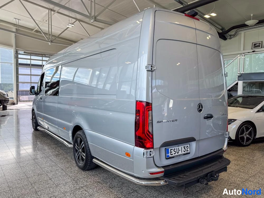Takaviisto: Hopeanharmaa Mercedes-Benz Sprinter -pakettiauto takaosan ja vasemman sivun näkyvissä autonhallissa; takaluukuissa Mercedes-tähti ja SPRINTER-teksti, rekisterik