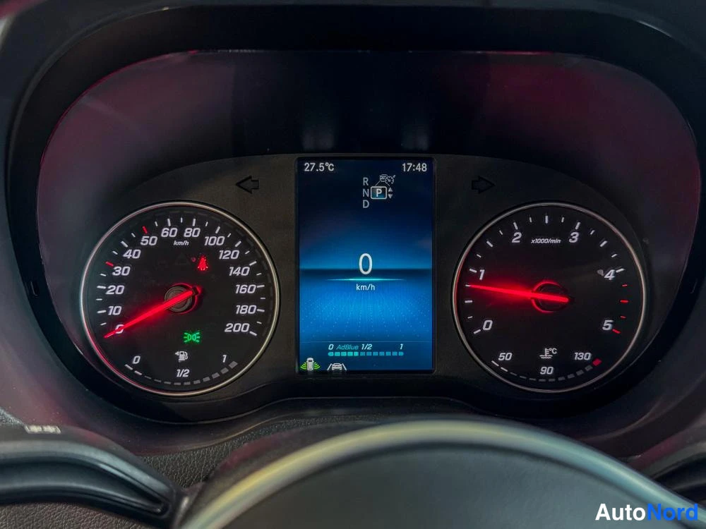 Muu: Mitataristo: nopeusmittari 0–200 km/h, kierrosmittari 0–5 x1000/min, polttoainemittari 1/2 ja jäähdytinnesteen lämpötila 90 °C; keskellä näyttö, jossa 0 km/h, 2