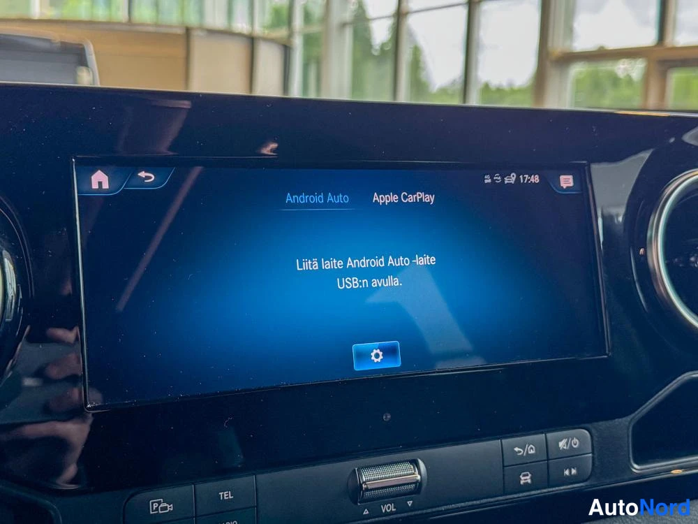 Ohjaamo: Multimediajärjestelmän ruutu näytössä valinnassa Android Auto tai Apple CarPlay.