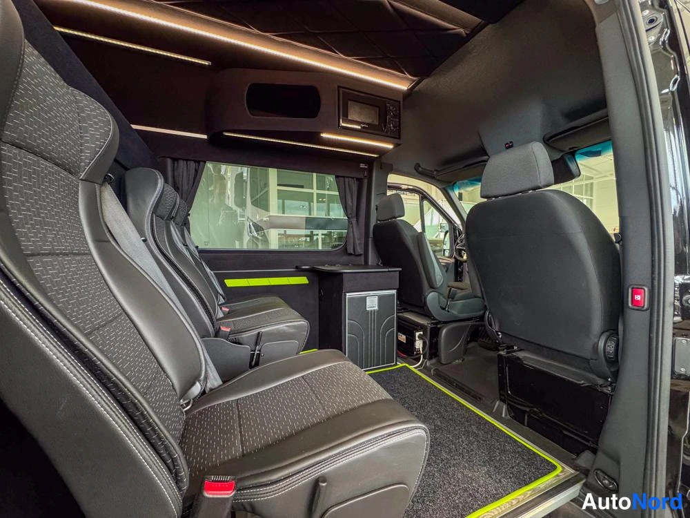 Ohjaamo: Side view of the cabin interior showing captain seats with red seatbelts and ceiling LED strips.