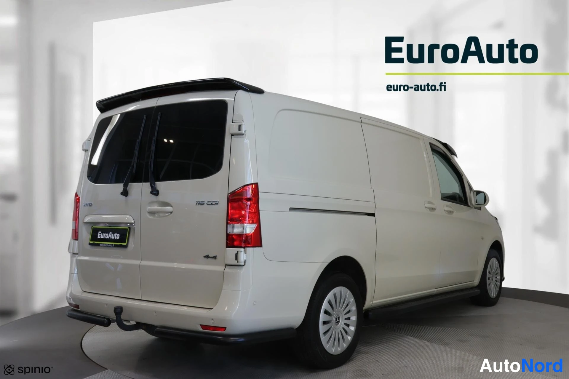 Takaviisto: Valkoinen Mercedes-Benz Vito -pakettiauto kuvattuna takaa ja oikealta sivulta; takaovissa Vito- ja 116 CDI -tekstit, takaluukun yläpuolella musta spoileri.