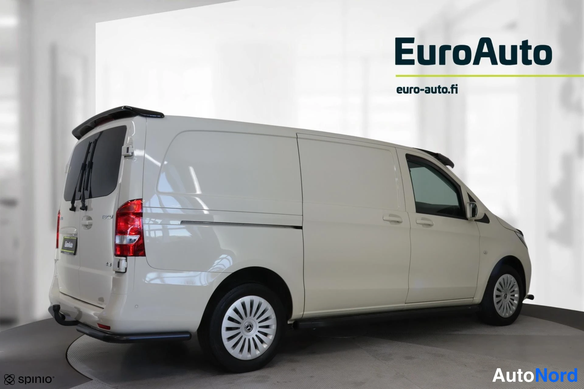 Takaviisto: Mercedes-Benz Vito -pakettiauto takaviistosta, valkok重生ruumiinen...