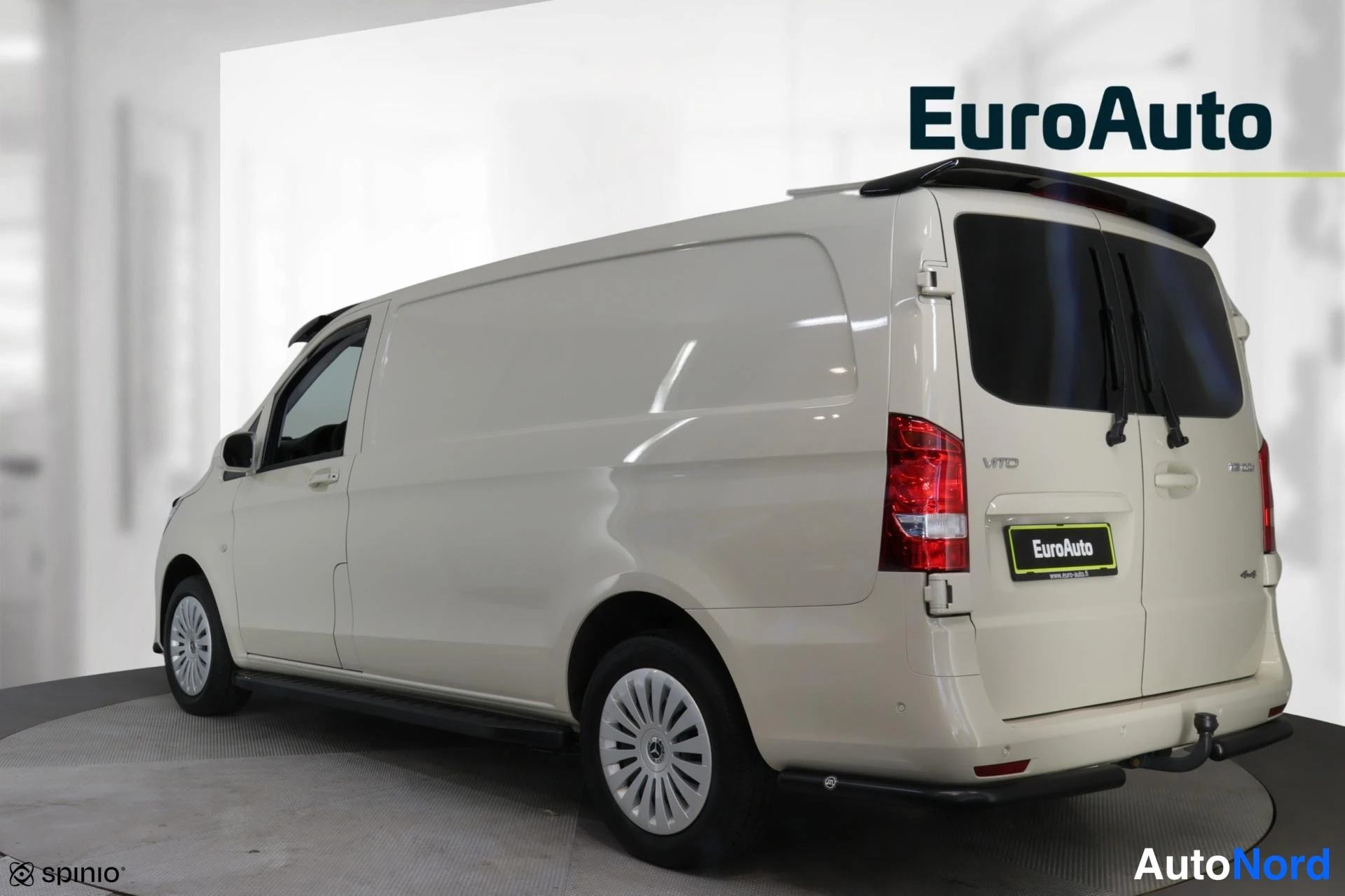 Takaviisto: Vaaleanbeige Mercedes-Benz Vito -pakettiauto kuvattu vasemmasta takakulmasta: takavalot, takaluukun Vito-merkki ja vetokoukku näkyvät.