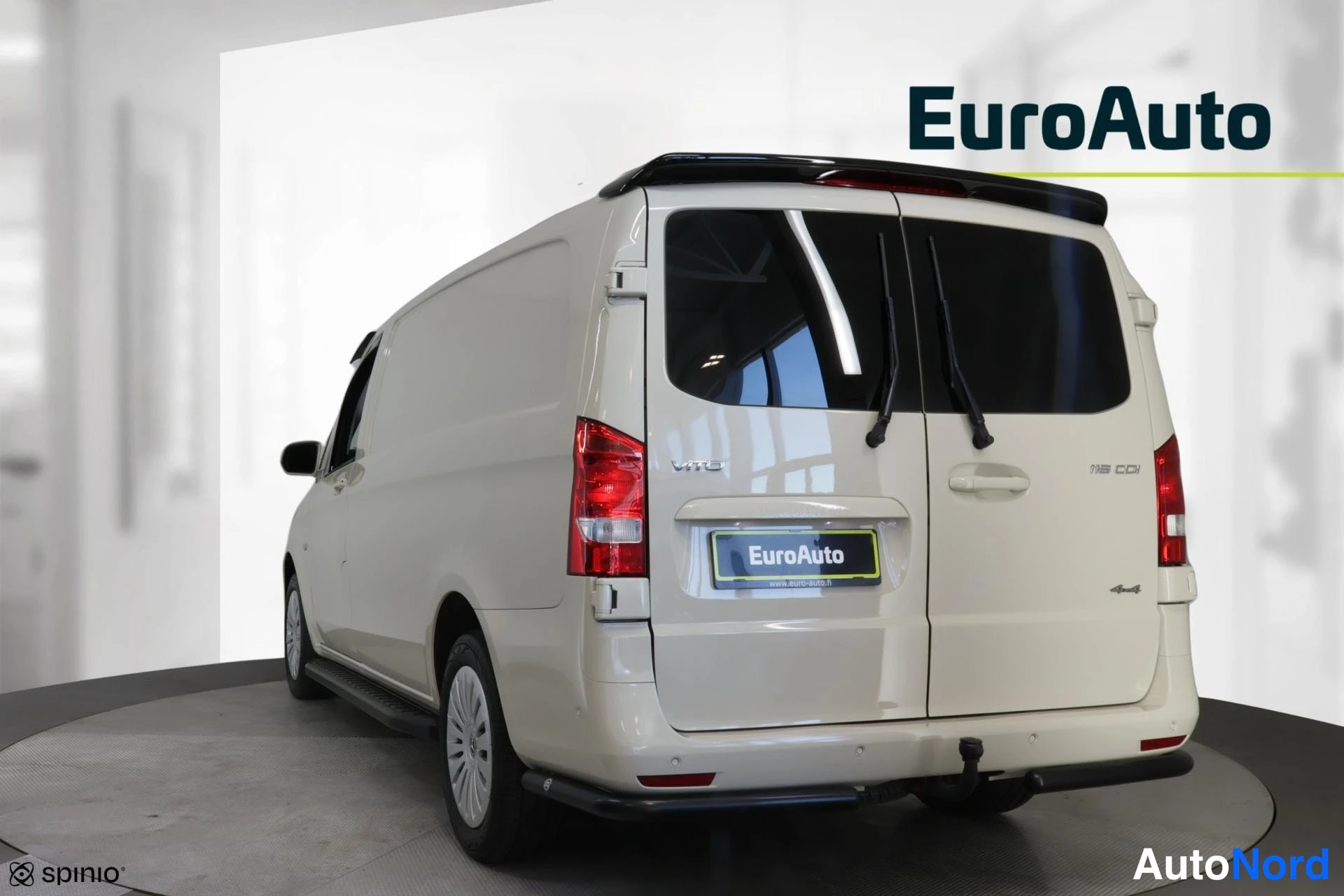 Takaa: Vaaleanbeige Mercedes-Benz Vito -pakettiauto suoraan takaa kuvattuna: takaluukku, takavalot ja 116 CDI -merkki näkyvät.