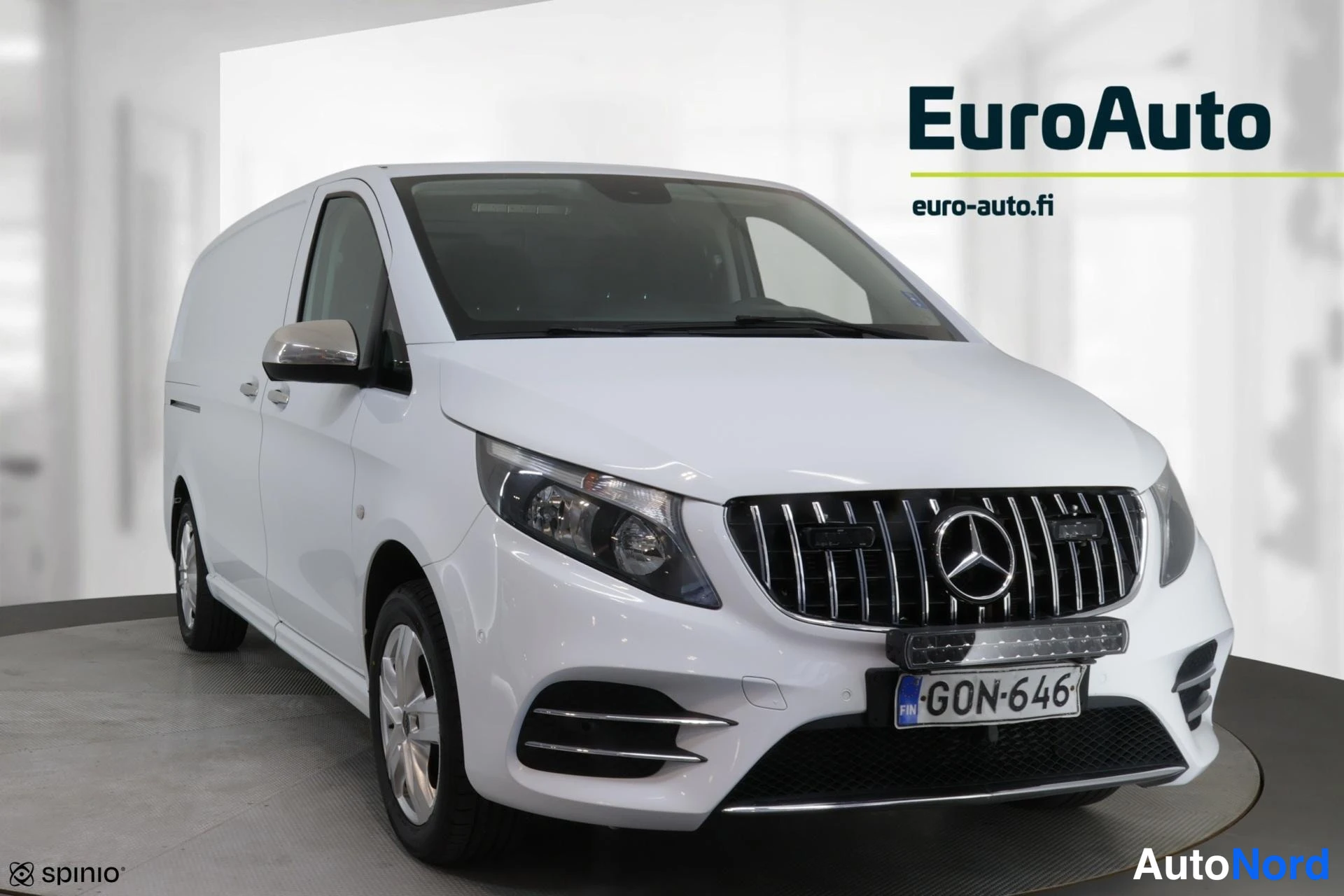 Etuviisto, nokka oikealle: Valkoinen Mercedes-Benz Vito -pakettiauto etuviistosta; Mercedes-tähti etusäleikössä, puskurissa LED-valopalkki, rekisteritunnus.