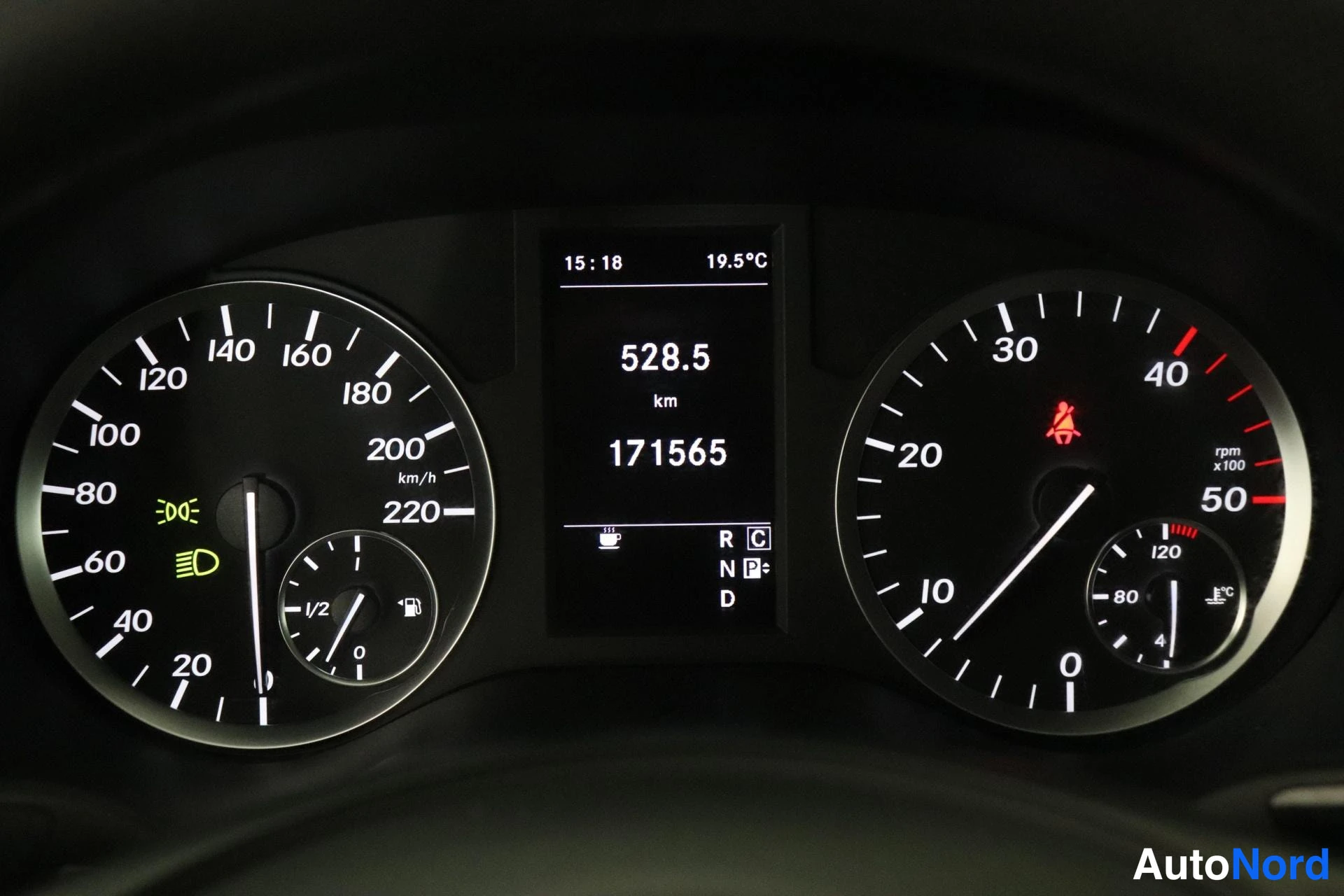 Yksityiskohta: Mittaristo: nopeusmittari asteikolla 0–220 km/h, kierrosmittari 0–50 x100 rpm, polttoaine- ja lämpötilamittari sekä keskinäyttö, jossa lukema 171565 km ja matka