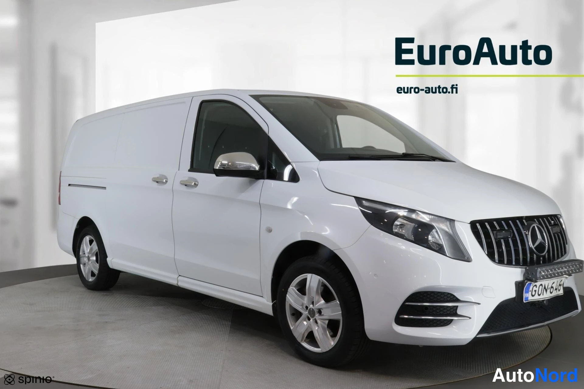 Etuviisto, nokka oikealle: Valkoinen Mercedes-Benz Vito -pakettiauto etuviistosta; kromikatut peilit, Mercedes-tähti etusäleikössä, rekisteritunnus.