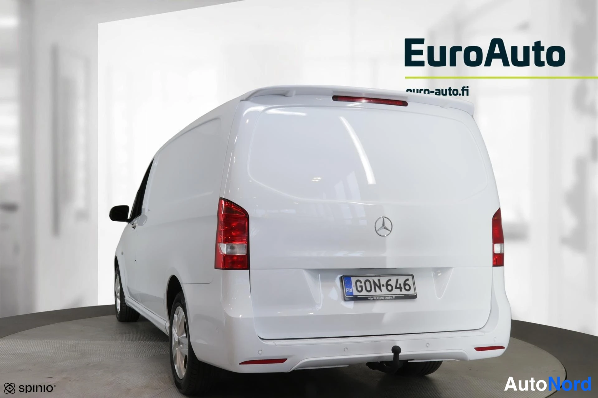 Takaviisto: Valkoinen Mercedes-Benz Vito -pakettiauto takaa; Mercedes-tähti takaovessa, rekisteritunnus ja vetokoulu puskurin alla.