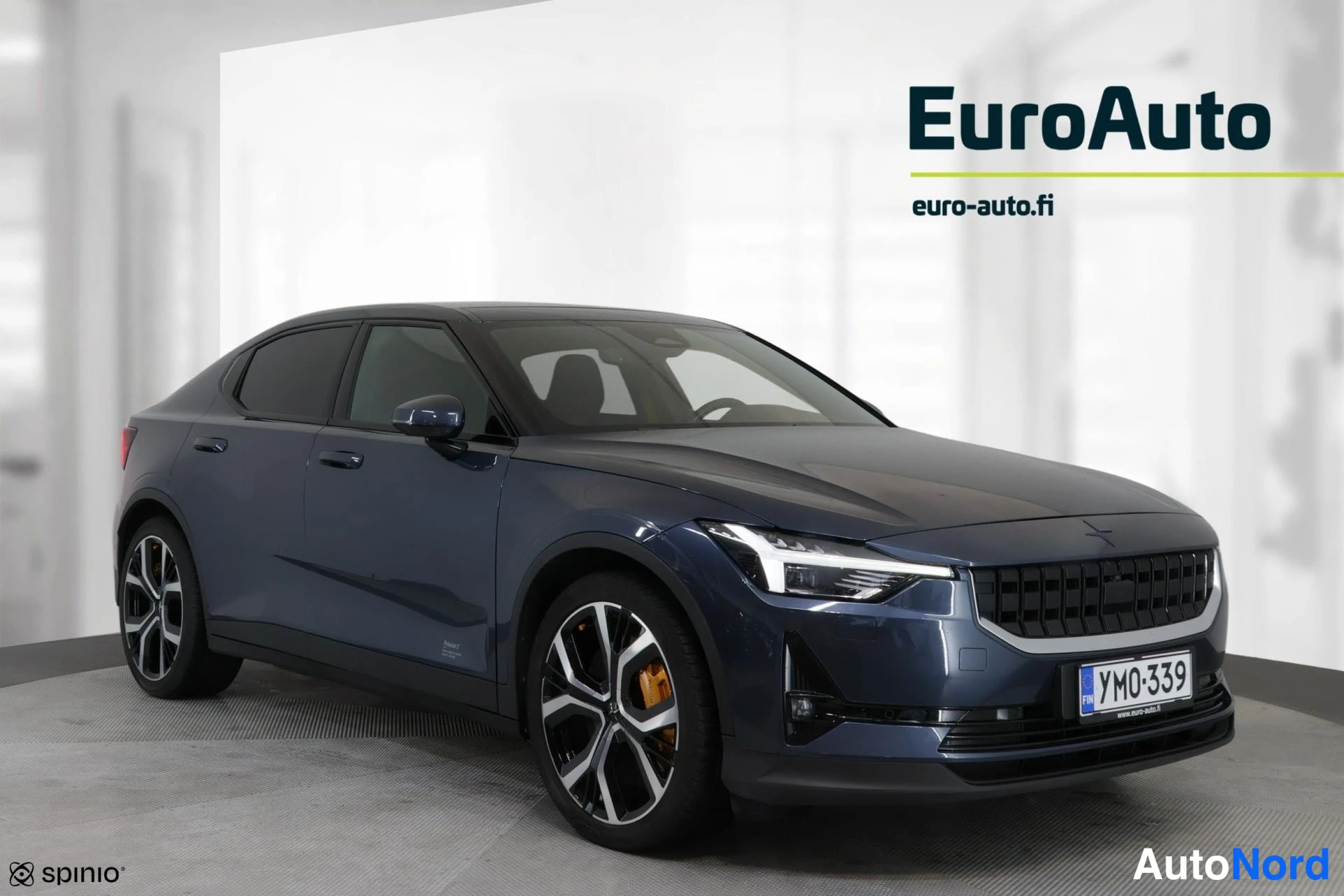 Etuviisto, nokka oikealle: Tummansininen sedan kuvattuna etukolmanneksesta, keula oikealla; rekisterikilpi YM0-339, EuroAuto-logo taustalla.