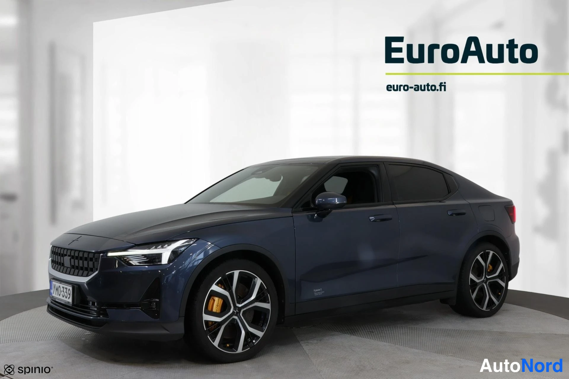 Etuviisto, nokka vasemmalle: Tummansininen sedan kuvattuna etukolmanneksesta, keula vasemmalla, sivu ja takapyörä näkyvät; rekisterikilpi YM0-339, EuroAuto-logo taustalla.