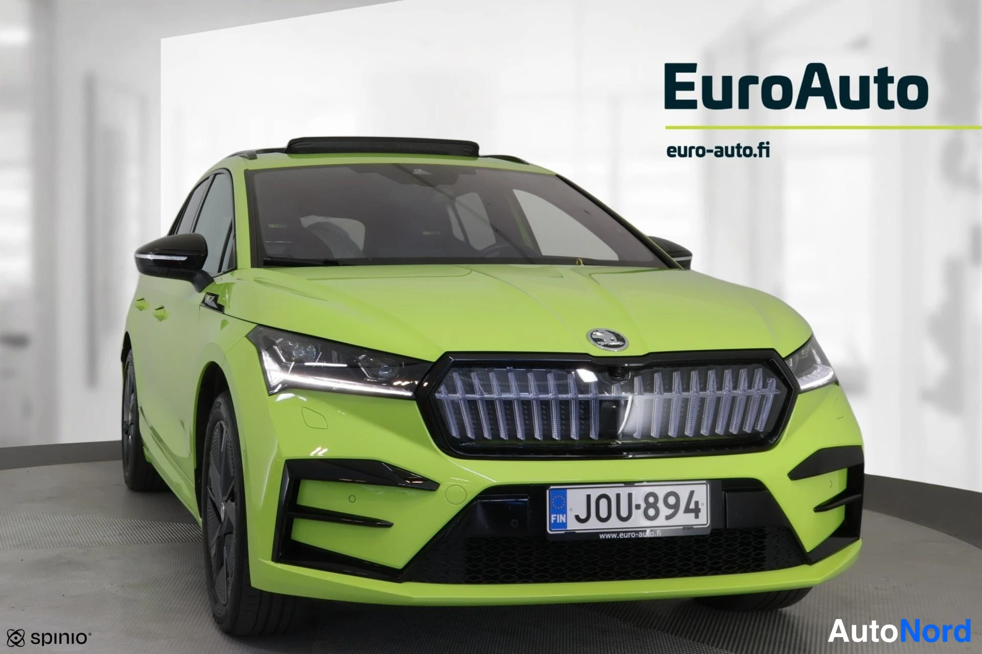 Edestä: Straight-on front view of a lime green station wagon showing grille, headlights, and front bumper.