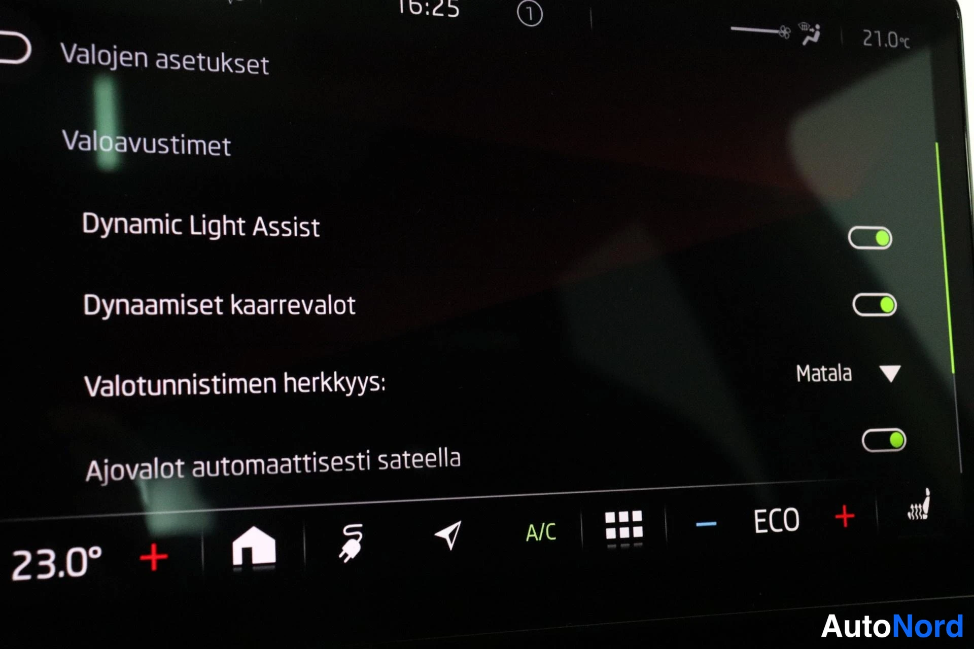 Yksityiskohta: Infotainment-näytön Valojen asetukset -valikko: Dynamic Light Assist, dynaamiset kaarrevalot ja sateen aikaiset ajovalot ovat päällä.