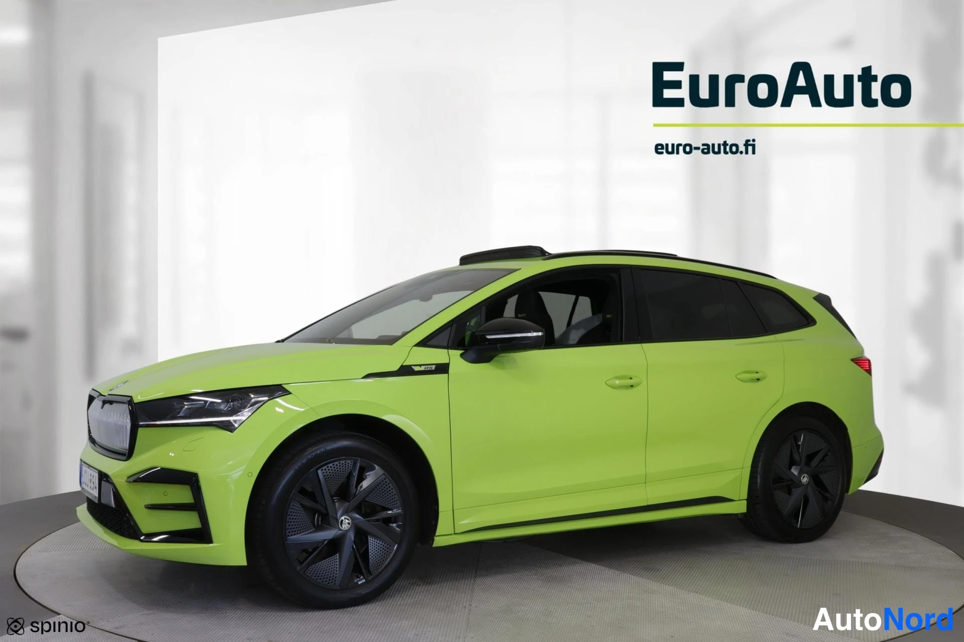 Sivulta: Side profile view of a lime green station wagon showing the full length of the vehicle.