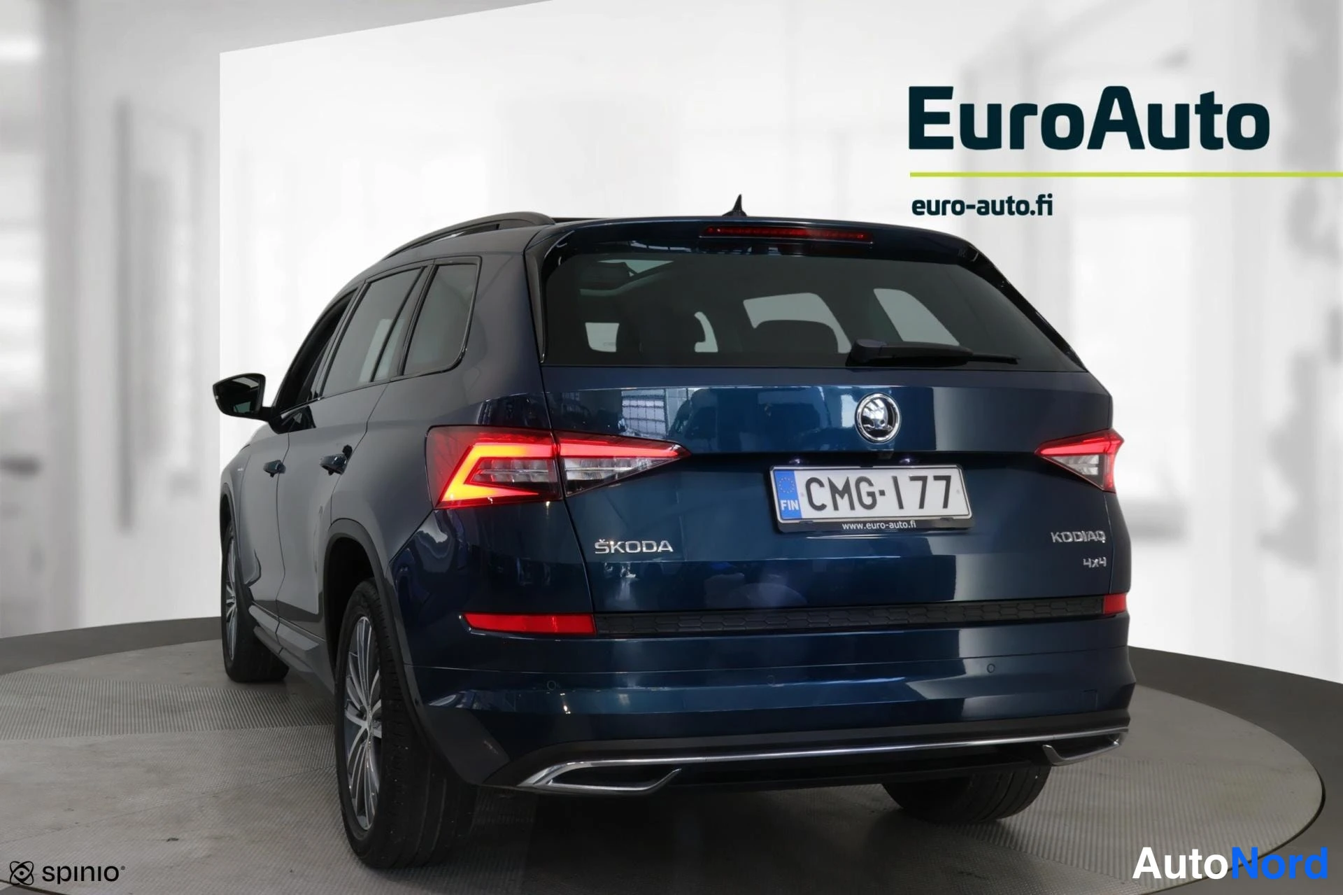 Takaviisto: Tummansininen Škoda Kodiaq takaa, rekisterikilpi, KODIAQ- ja 4x4-tekstit takaluukussa.