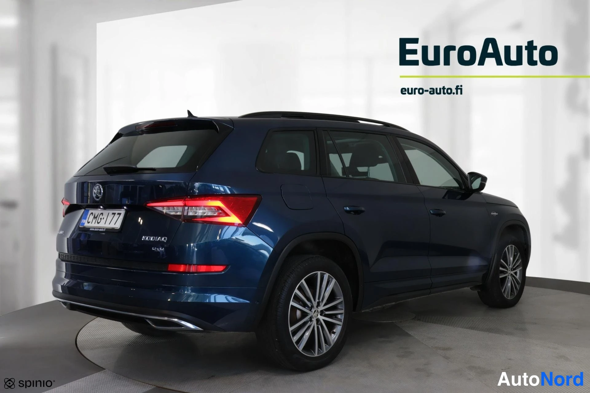 Takaviisto: Tummansininen Škoda Kodiaq takakulmanäkymä oikealta, takavalot ja rekisterikilpi näkyvissä.