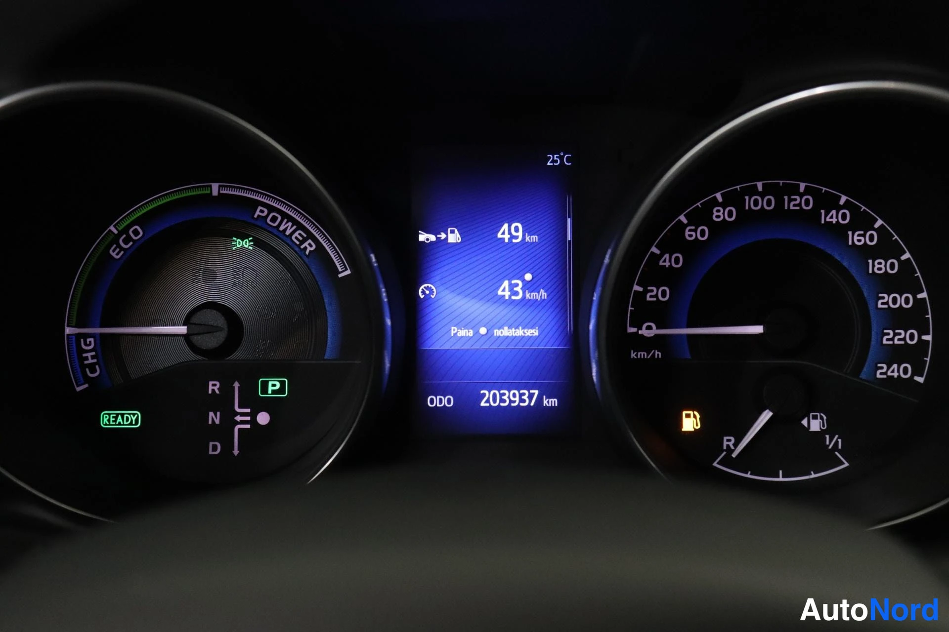 Takaa: Hybridiauton kojelaudan mittarit: CHG/ECO/POWER-mittari, READY-merkki, vaihde P, ODO 203 937 km ja nopeusmittari, jonka maksimi on 240 km/h.