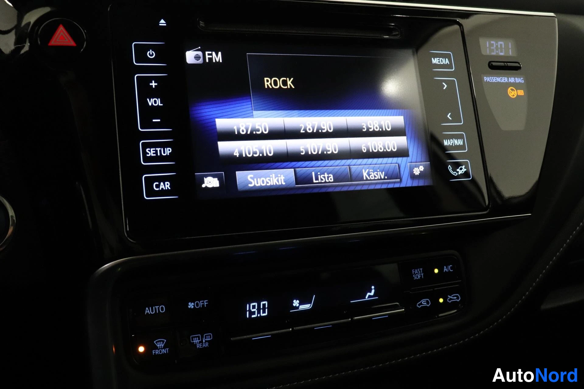 Ohjaamo: Car's infotainment screen and climate controls. The display shows radio station 'ROCK' and frequency 187.50. Below are buttons for temperature control.
