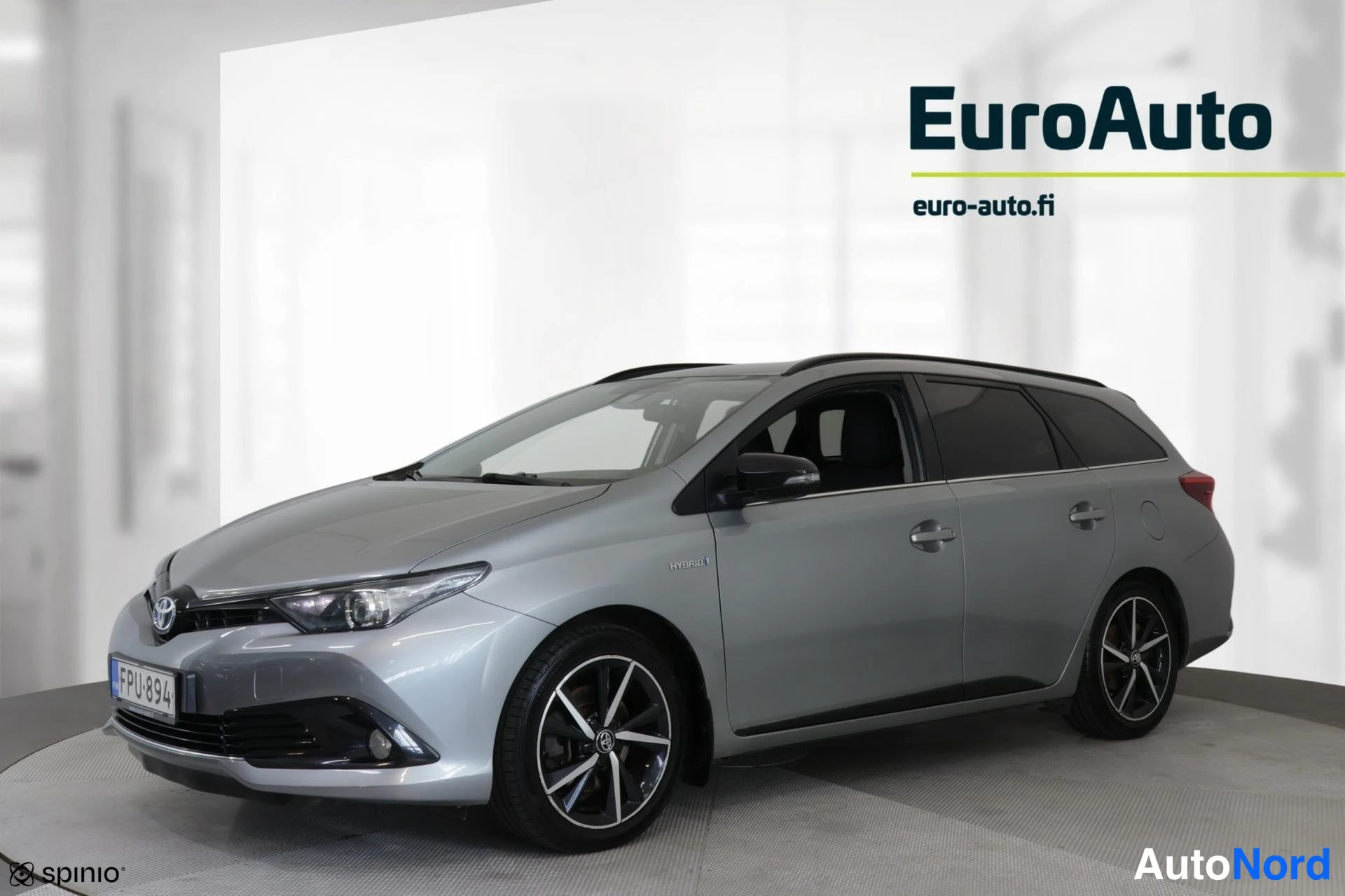 Etuviisto, nokka vasemmalle: Harmaa Toyota-farmari kolmeneljännäkuvassa keula vasemmalla, rekisteritunnus.
