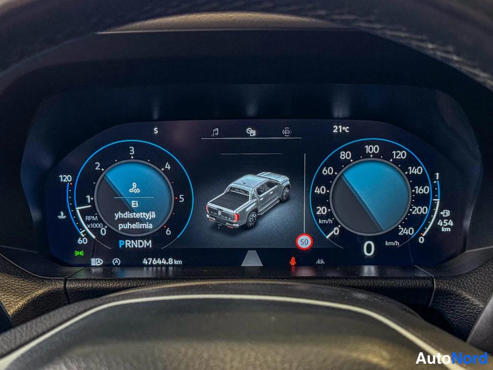 Ohjaamo: Digitaalinen mittaritaulu näyttää nopeusmittarin, kierrosmitasin, kuljettajan sivuikkunoiden tilan, ajovakauden valintapainikkeen, 3D-mallin autosta ja odometri
