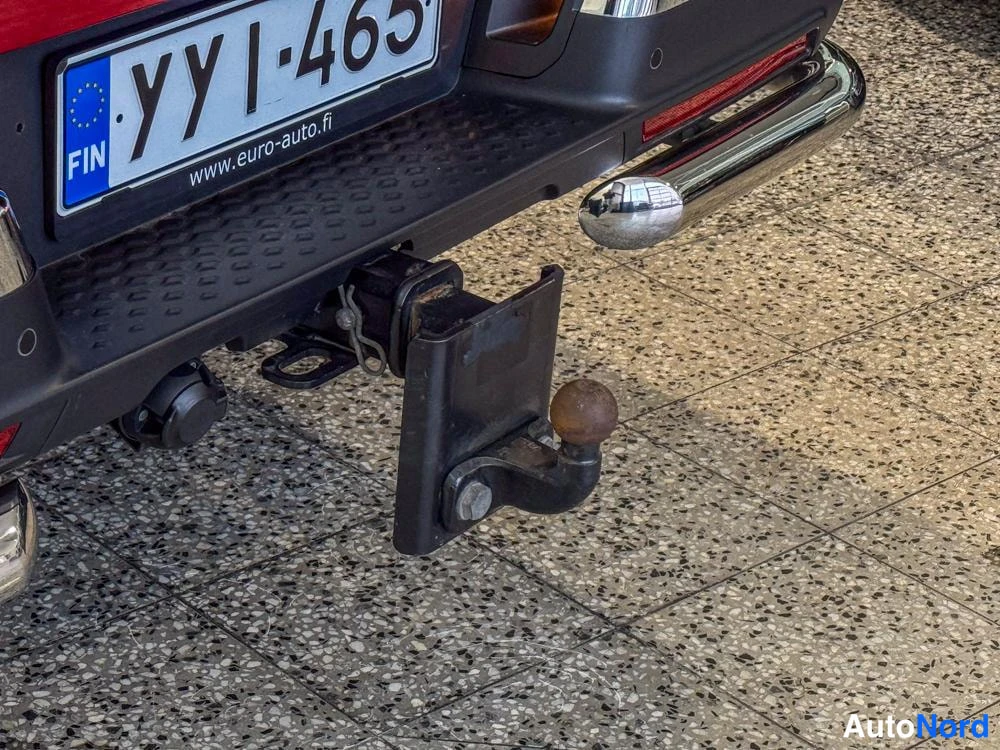 Takaa: Takarengas ja perävetolaitteisto: hopeinen rekisterikilpi, jossa lukee '' ja tekstiä 'www.euro-auto.fi'. Takapuskurin alapuolella oleva kytkinosa (towing hitch)