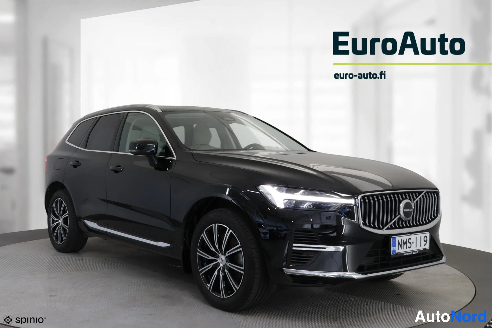 Etuviisto, nokka oikealle: Musta VolvoXC60 -auto kolmikulmaisesta näkökulmasta edestäpäin. Etuosa ja oikea kylki näkyvät.