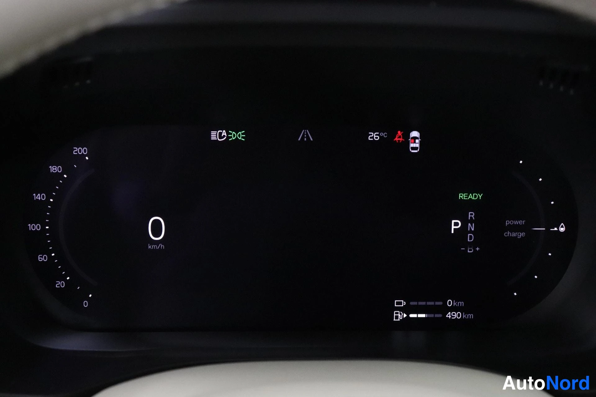 Ohjaamo: Digitalinen mittaristo osoittaa nopeudeksi 0 km/h ja vaihdepositioksi P. Näytöllä näkyvät viestit